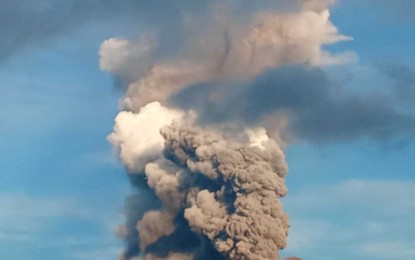 A thick plume rose to some 4,000 feet as Mt. Kanlaon erupted at 5:51 a.m. Tuesday (April 8, 2025). Canlaon City Mayor Jose Chubasco Cardenas has ordered the suspension of entry to the 6-kilometer Permanent Danger Zone. (Photo courtesy of the Negros Oriental PDRRMO)